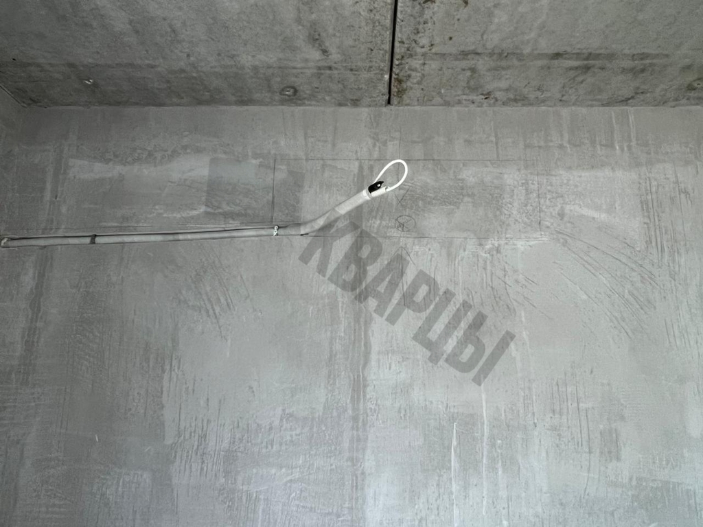 штробят стены для прокладки труб и кабеля