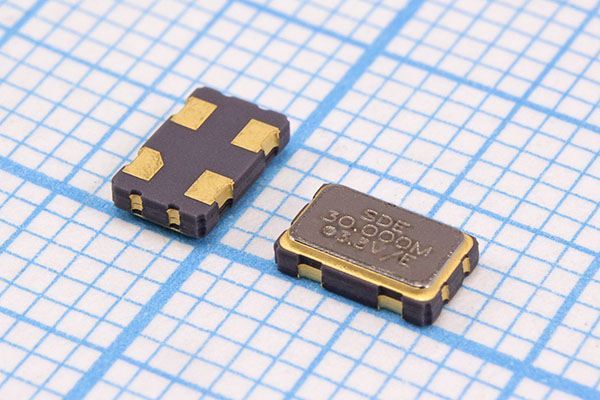 Кварцевый генератор 30 МГц - 30000 SMD05032C4 CM 3,3В SOC5 SDE