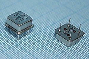 Кварцевый генератор 10 МГц - 10000 HALF T/CM 5В MO-22B MEC