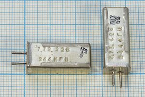 Кварцевый резонатор 0,244 МГц - 244 УГ 1Г 11x11x25 (244КГЦ)