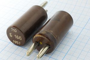 Кварцевый резонатор 5,652 МГц - 5652 П1 1Г (Б166)