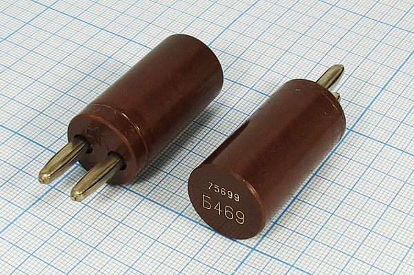 Кварцевый резонатор 7,054 МГц - 7054 П1 1Г (Б469)