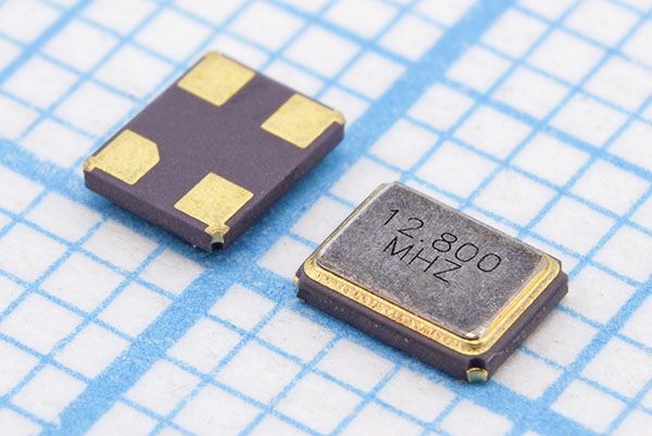 Кварцевый резонатор 12,8 МГц - 12800 SMD03225C4 20 10 10/-20~70C XMD 1Г CREC