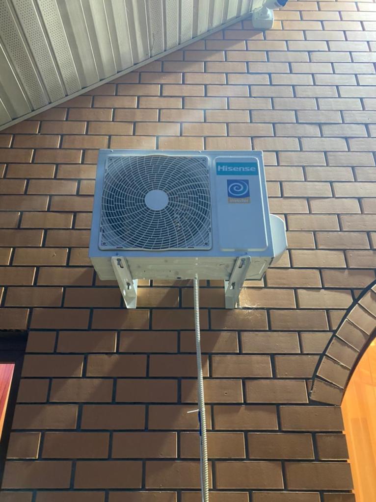 наружный блок на стене hisense
